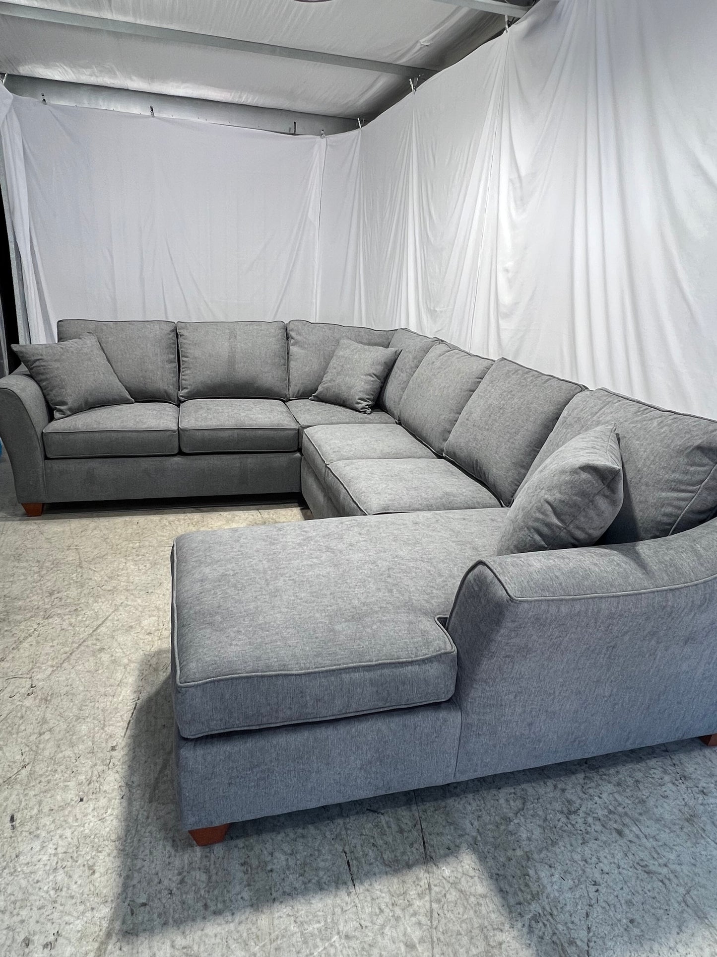 NEW U-Shaped Sectional w/ Chaise