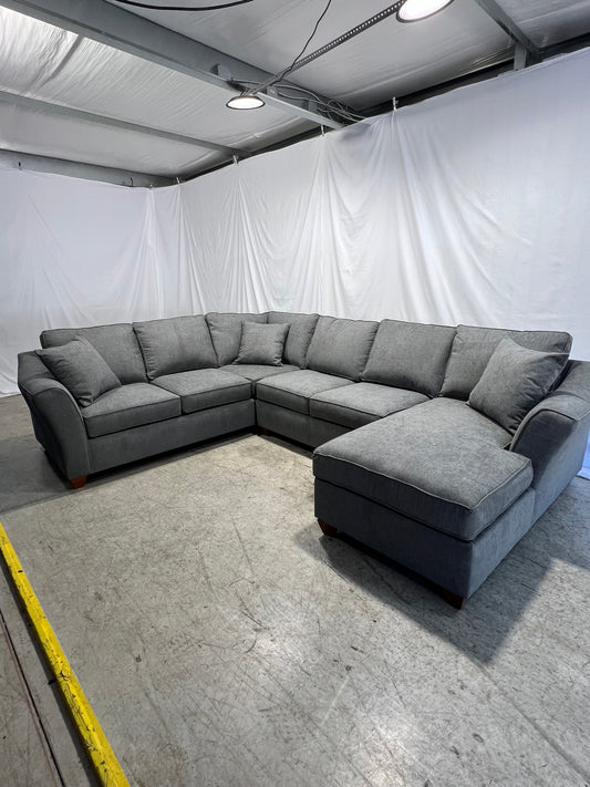 NEW U-Shaped Sectional w/ Chaise